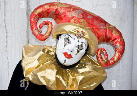 Un clown triste avec un collier d'or et de red hat Banque D'Images