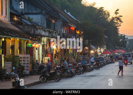 Luang Prabang, Laos - 17 novembre 2017 : rue principale sur la vieille ville de Luang Prabang, Laos. Banque D'Images