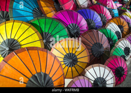 Lao traditionnel des parasols sur le marché de nuit à Luang Prabang. Banque D'Images