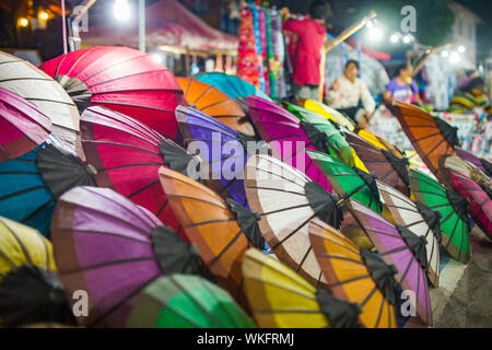 Lao traditionnel des parasols sur le marché de nuit à Luang Prabang. Banque D'Images