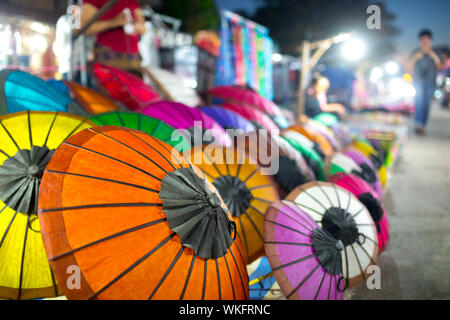 Lao traditionnel des parasols sur le marché de nuit à Luang Prabang. Banque D'Images