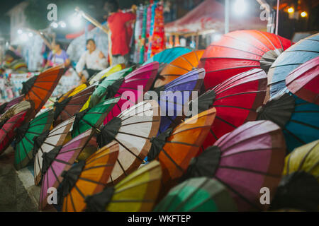 Lao traditionnel des parasols sur le marché de nuit à Luang Prabang. Banque D'Images