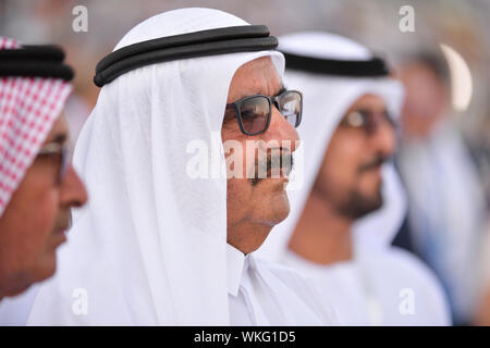 Dubaï, Émirats arabes unis, le 28 mars 2015. Son Altesse le cheikh Hamdan bin Rashid Al Maktoum, vice-gouverneur de Dubaï et le ministre des Finances et de l'industrie des Emirats Arabes Unis, veille sur les délibérations à la Dubai World Cup 2015 à Meydan Banque D'Images