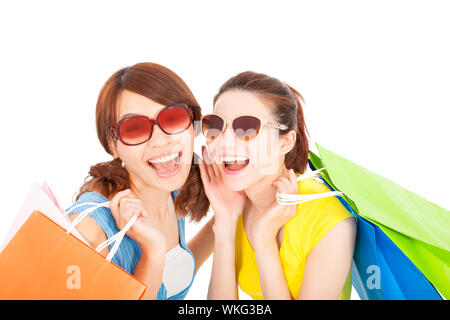 Smiling young sisters holding shopping bags Banque D'Images