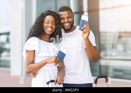 Cheerful african american newlyweds partez en voyage Banque D'Images