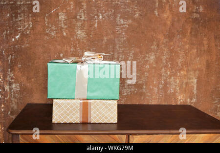 Pile de cadeaux Artisanat sur planche de bois avec un fond brun texture naturelle Banque D'Images