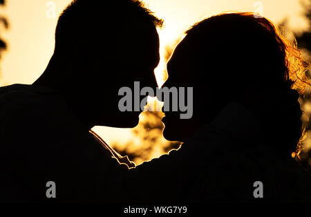 Silhouette d'un couple dans l'amour dans le contexte d'un coucher de soleil Banque D'Images