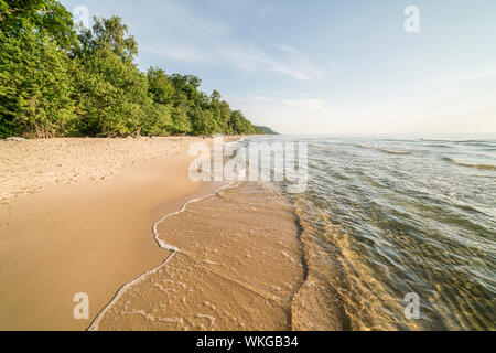 Sable blanc à la plage en été, près du Parc National de Stenshuvud, Osterlen, Skane, Suède, Scandinavie. Banque D'Images