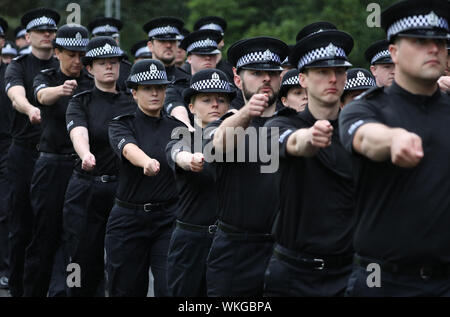 Des agents de police écossais en probation participent au service commémoratif de la police écossaise au siège social de la police écossaise à Tulliallan. Photo PA. Date de la photo: Mercredi 4 septembre 2019. L'événement annuel, est assisté par les familles des officiers qui sont morts en service en Écosse, ainsi que des officiers supérieurs et des politiciens. Cette année, la constitution du Scottish police Memorial Trust a été modifiée pour permettre aux noms de tous ceux qui sont morts en service dans une agence de police en Écosse d'être également inclus dans le mémorial de Tulliallan. Voir PA Story SCOTLAND Memorial. Photo Banque D'Images