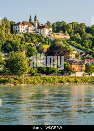 Image de l'église de pèlerinage Maria Hilf à Passau, Allemagne au coucher du soleil Banque D'Images