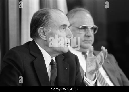 François Mitterrand (FRA, l.), Président de l'Etat, parlant, parlant, avec le geste, assise à côté de lui, Helmut KOHL (1960-1969), Chancelier fédéral, lors d'une conférence de presse de la délégation française à l'occasion de la réunion au sommet du withrand et Kohl ; noir et blanc tourné, en 08.11.1985 à Bonn | conditions dans le monde entier Banque D'Images