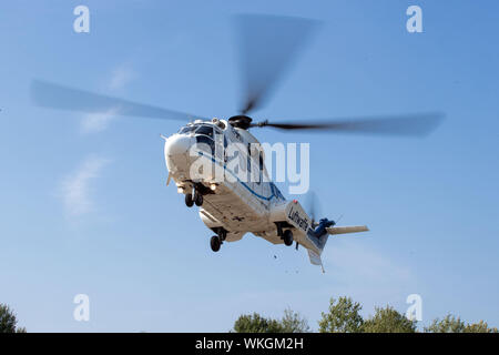 Cammin, Allemagne. Août 27, 2019. Un hélicoptère de la Luftwaffe avec le président du conseil fédéral sur les terres avec la Luftwaffe. Steinmeier s'informe sur les tâches et les capacités des missiles de défense aérienne le groupe 21 avec environ 550 soldats. Dans le cadre du système de défense aérienne intégrée, l'association contribue à la protection de l'espace aérien avec le Patriot système de défense sol-air. Credit : Jens BŸttner Zentralbild-/dpa/ZB/dpa/Alamy Live News Banque D'Images