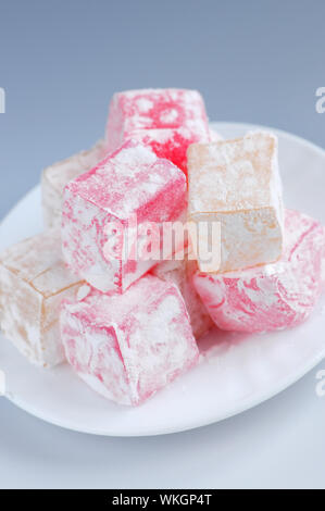 Loukoum (lokum) confection sur une assiette à dessert blanche Banque D'Images