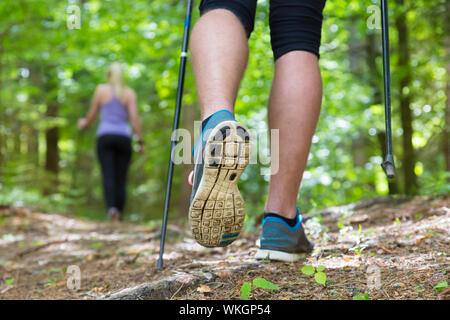 Jeune couple en randonnée dans la nature. Le sport et l'exercice. Banque D'Images