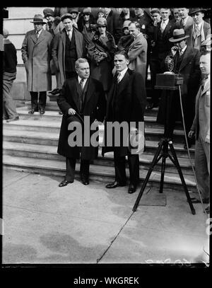 John D. Rockefeller, Jr., (à gauche) alors qu'il quittait le Capitole à Washington aujourd'hui avec le sénateur Nye du Dakota du Nord, après avoir témoigné devant la Commission d'enquête sur les terres publiques du Sénat la théière Dome location. Le sénateur Nye est membre du comité du Sénat Banque D'Images