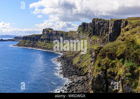 Les altérés et imposantes falaises sur la côte nord-est de l'île de Skye, Écosse, Royaume-Uni. Banque D'Images