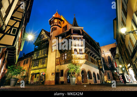 Europe, France, Alsace, Colmar, la maison Pfister dans la vieille ville de nuit. Banque D'Images