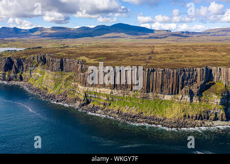 Une vue aérienne de Kilt Rock avec des montagnes en arrière-plan. Kilt Rock est faite de colonnes de basalte sur un socle de grès. Son emplacement est sur le Nord Banque D'Images