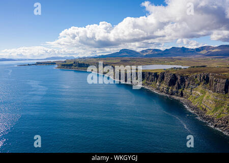 Une vue aérienne de Kilt Rock avec des montagnes en arrière-plan. Kilt Rock est faite de colonnes de basalte sur un socle de grès. Son emplacement est sur le Nord Banque D'Images