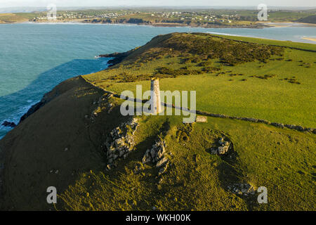 Une vue aérienne de la balise de jour sur le point de pas-à-pas à Cornwall avec vue sur vers Daymer et Polzeath. Banque D'Images