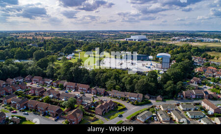 Photo datée du 21 août montre l'étape à Chantry Park à Ipswich, Suffolk, pour l'Ed Sheeran concerts ce week-end qui est très proche de peuples autochtones retour jardins. Ces résidents semblent avoir obtenu le meilleur siège pour l'Ed Sheeran concerts ce week-end à Ipswich. La pop star joue la finale à quatre nuits de diviser son tour à Chantry Park dans sa ville et il semble que ces résidants ont un back-stage pass. L'énorme stade où Ed va recevoir 160 000 fans au cours des quatre nuits (23 à 26) a été construit au fond de leur jardin. La tournée a commencé à diviser Banque D'Images