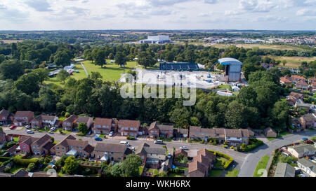 Photo datée du 21 août montre l'étape à Chantry Park à Ipswich, Suffolk, pour l'Ed Sheeran concerts ce week-end qui est très proche de peuples autochtones retour jardins. Ces résidents semblent avoir obtenu le meilleur siège pour l'Ed Sheeran concerts ce week-end à Ipswich. La pop star joue la finale à quatre nuits de diviser son tour à Chantry Park dans sa ville et il semble que ces résidants ont un back-stage pass. L'énorme stade où Ed va recevoir 160 000 fans au cours des quatre nuits (23 à 26) a été construit au fond de leur jardin. La tournée a commencé à diviser Banque D'Images