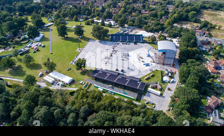 Photo datée du 21 août montre l'étape à Chantry Park à Ipswich, Suffolk, pour l'Ed Sheeran concerts ce week-end qui est très proche de peuples autochtones retour jardins. Ces résidents semblent avoir obtenu le meilleur siège pour l'Ed Sheeran concerts ce week-end à Ipswich. La pop star joue la finale à quatre nuits de diviser son tour à Chantry Park dans sa ville et il semble que ces résidants ont un back-stage pass. L'énorme stade où Ed va recevoir 160 000 fans au cours des quatre nuits (23 à 26) a été construit au fond de leur jardin. La tournée a commencé à diviser Banque D'Images