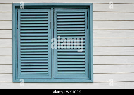 Belle fenêtre en bois cyan sur un fond de bois blanc Banque D'Images