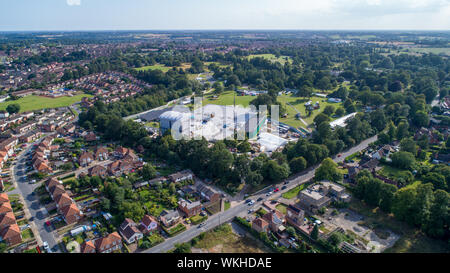 Photo datée du 21 août montre l'étape à Chantry Park à Ipswich, Suffolk, pour l'Ed Sheeran concerts ce week-end qui est très proche de peuples autochtones retour jardins. Ces résidents semblent avoir obtenu le meilleur siège pour l'Ed Sheeran concerts ce week-end à Ipswich. La pop star joue la finale à quatre nuits de diviser son tour à Chantry Park dans sa ville et il semble que ces résidants ont un back-stage pass. L'énorme stade où Ed va recevoir 160 000 fans au cours des quatre nuits (23 à 26) a été construit au fond de leur jardin. La tournée a commencé à diviser Banque D'Images