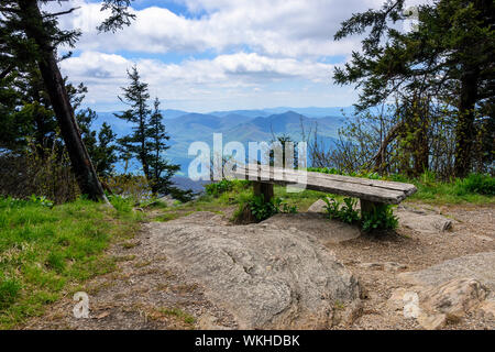 Vue panoramique de banc en bois, de fumé et de Blue Ridge Mountains en Caroline du Nord Banque D'Images