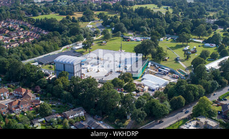 Photo datée du 21 août montre l'étape à Chantry Park à Ipswich, Suffolk, pour l'Ed Sheeran concerts ce week-end qui est très proche de peuples autochtones retour jardins. Ces résidents semblent avoir obtenu le meilleur siège pour l'Ed Sheeran concerts ce week-end à Ipswich. La pop star joue la finale à quatre nuits de diviser son tour à Chantry Park dans sa ville et il semble que ces résidants ont un back-stage pass. L'énorme stade où Ed va recevoir 160 000 fans au cours des quatre nuits (23 à 26) a été construit au fond de leur jardin. La tournée a commencé à diviser Banque D'Images