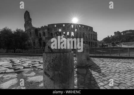 Lever du soleil en noir et blanc sur Colisée Rome Italie. Banque D'Images