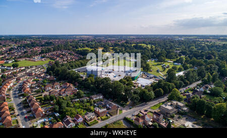 Photo datée du 21 août montre l'étape à Chantry Park à Ipswich, Suffolk, pour l'Ed Sheeran concerts ce week-end qui est très proche de peuples autochtones retour jardins. Ces résidents semblent avoir obtenu le meilleur siège pour l'Ed Sheeran concerts ce week-end à Ipswich. La pop star joue la finale à quatre nuits de diviser son tour à Chantry Park dans sa ville et il semble que ces résidants ont un back-stage pass. L'énorme stade où Ed va recevoir 160 000 fans au cours des quatre nuits (23 à 26) a été construit au fond de leur jardin. La tournée a commencé à diviser Banque D'Images