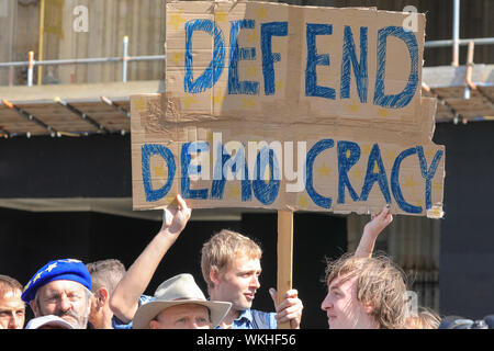 Westminster, London, UK. 08Th Sep 2019. Des manifestants pro- Anti-Brexit et une fois de plus de s'unir autour des maisons du Parlement avec des pancartes, drapeaux et chants bruyants. Credit : Imageplotter/Alamy Live News Banque D'Images