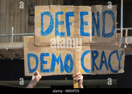 Westminster, London, UK. 08Th Sep 2019. Des manifestants pro- Anti-Brexit et une fois de plus de s'unir autour des maisons du Parlement avec des pancartes, drapeaux et chants bruyants. Credit : Imageplotter/Alamy Live News Banque D'Images