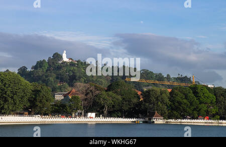 KANDY, SRI LANKA-AOÛT 07- 2019 : le lac de la ville de Kandy au Sri Lanka. Situé au centre de ville. Autour de ce lac est idéal pour se détendre, exercice Banque D'Images