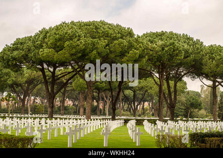 L'ITALIE, NETTUNO, MAR 29, 2013 - croix blanches au Cimetière Américain. Sicile - Rome American Cemetery and Memorial Banque D'Images