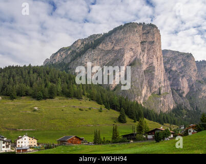 Planeur Dolomites pic de montagne au-dessus de Selva di Val Gardena, dans l'Alto Adige, le Tyrol du Sud. L'Italien de ski en hiver, randonnées etc en été. Banque D'Images