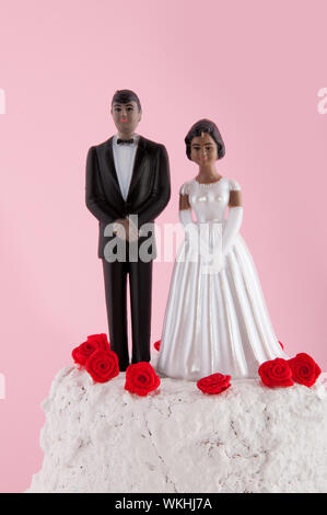 Couple de mariage sombre sur le dessus du gâteau Banque D'Images