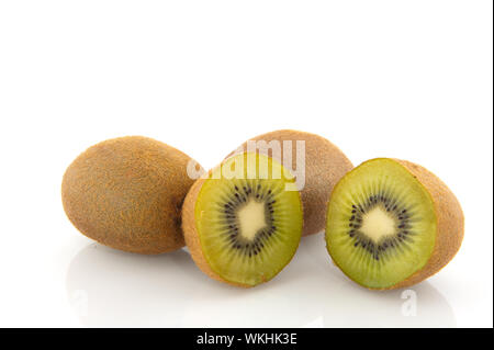 Kiwi frais avec une coupure isolated over white Banque D'Images