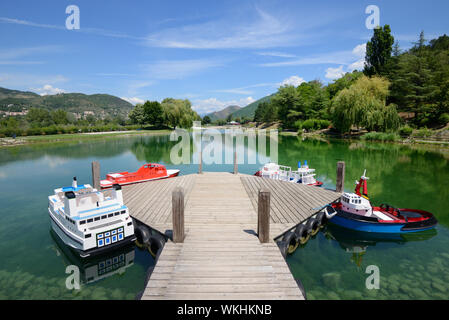 Town Lake ou lac de plaisance et petits bateaux électriques attaché sur Jetty Digne-les-Bains Alpes de Haute Provence Provence France Banque D'Images