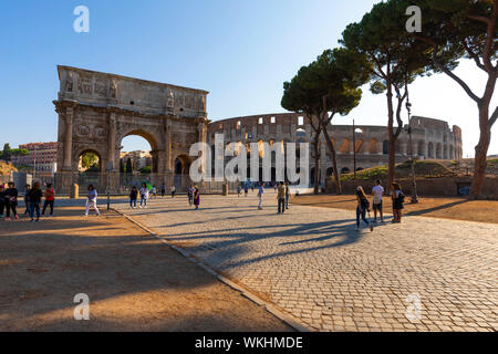 Les touristes sont en face de l'arc de Constantin et le Colisée à Rome en Italie le matin 2019-08-27 Banque D'Images
