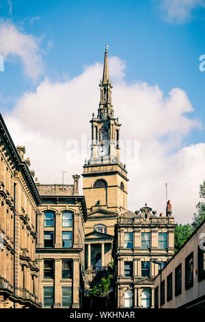 All Saints Church qui pèse sur les bâtiments en pierre géorgienne à Newcastle Upon Tyne, Royaume-Uni Banque D'Images
