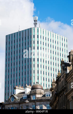 Cour Bewick high rise sur John Dobson Street, Newcastle upon Tyne, UK avec bâtiments géorgiens à l'avant-plan Banque D'Images