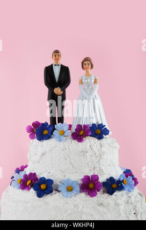 Couple de mariage blanc sur le dessus du gâteau Banque D'Images