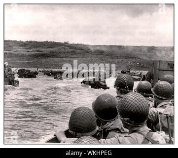 D-Day WW2 GI américain le 6 juin 1944 groupe de soldats dans un pitching landing craft prêt à plage sous le feu par des embrasures de la Wehrmacht nazie en Normandie France lors de l'invasion alliée, le 6 juin 1944. Le long d'une 50 de kilomètres de littoral dans le nord de la France, plus de 160 000 troupes alliées d'assaut Utah Beach et quatre autres plages qui jour de prendre pied dans la région continentale de l'Europe nazie. D'ici la fin de l'invasion du Jour J, plus de 9 000 de ces troupes alliées étaient soit morts ou blessés, la plupart étant américains. La Seconde Guerre mondiale Seconde Guerre mondiale Normandie France Banque D'Images