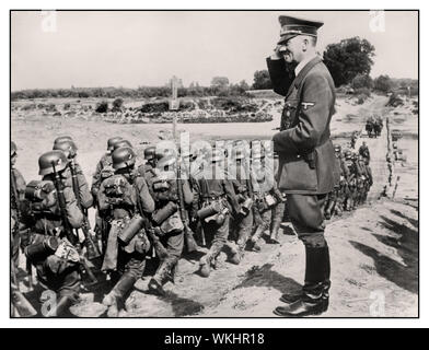 1939 ADOLF HITLER SALUE L'INVASION ALLEMANDE OCCUPATION POLOGNE Adolf Hitler saluant l'avancement de l'invasion en marche WW2 image des soldats allemands de Wehrmacht pendant l'occupation de la Pologne WW2 Banque D'Images