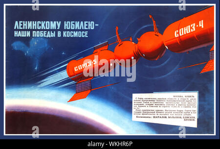 Vintage des années 60, la course à l'espace de l'affiche de propagande soviétique de Lénine - anniversaire nos victoires dans l'espace - avec une illustration d'une dynamique marquée par satellite d'orange en blanc sur le côté lecture et Soyouz-5 Soyouz-4 dans l'espace en orbite autour de la terre contre le bleu profond de l'arrière-plan avec une boîte de texte ci-dessous la liste des noms de quatre cosmonautes : Vladimir Shatalov (b 1927), Boris Volynov (b 1934), Aleksei Yeliseyev (b 1934) et Yevgeny Khrunov (1933-2000). Lancé le 14 janvier 1969, Soyouz 4 sous le commandement de le cosmonaute Vladimir Shatalov fut envoyé en mission à quai avec Soyouz 5 Banque D'Images