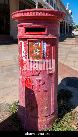 Vieux GR (King George) red postbox, Grahamstown (Makhanda), Eastern Cape, Afrique du Sud Banque D'Images