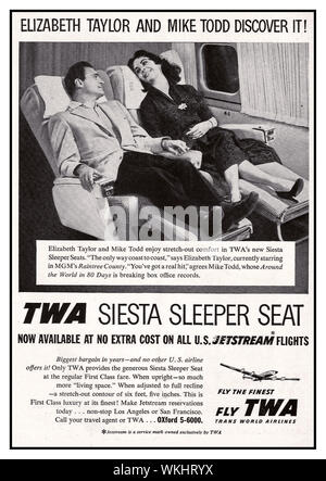 La compagnie aérienne TWA 1950 Vintage Publicité Presse Trans World Airlines (TWA) annonce en presse magazine Playbill Publicité Question 10 février 1958, mettant en vedette Mike Todd et Elizabeth Taylor découvrir le confort à bord de la compagnie aérienne de neuf sièges couchettes Siesta sur 'Jetstream Vols" Banque D'Images